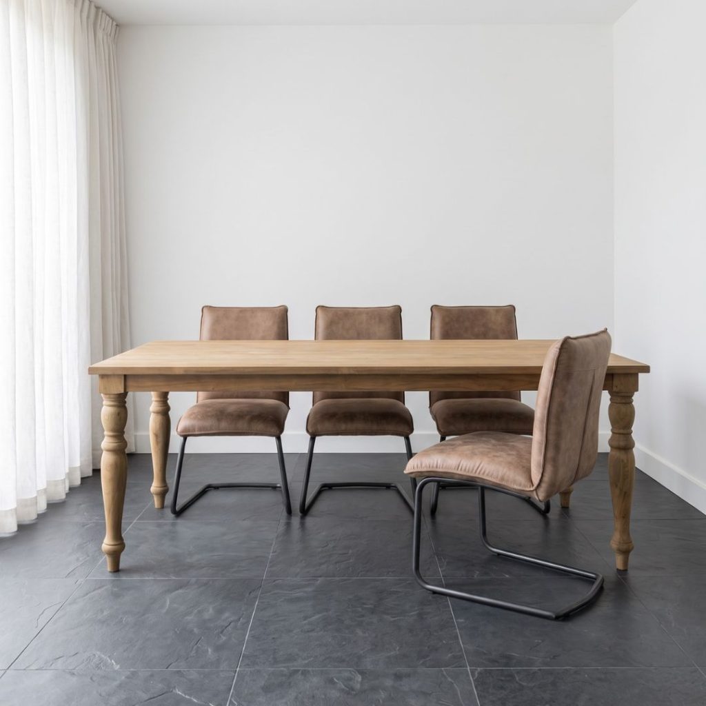 Eettafel Bologna van Tower Living nu verkrijgbaar bij HUUS, perfect voor ieder landelijk interieur.