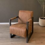 Fauteuil Ten van HUUS in een industrieel interieur.