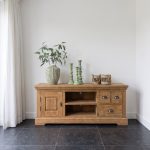TV-meubel Bologna 145cm van Tower Living nu verkrijgbaar bij HUUS, perfect voor ieder landelijk interieur.