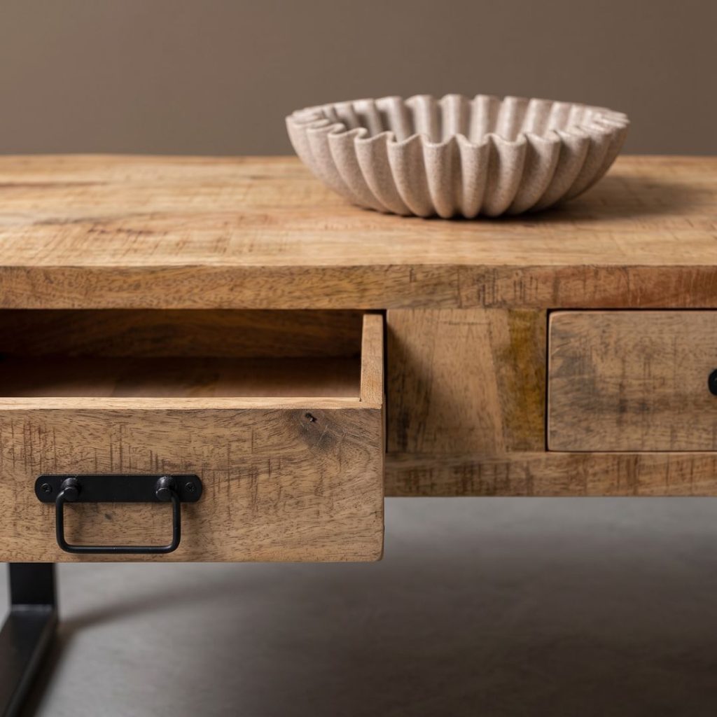 Detail foto van de lades van salontafel Britt van HUUS gemaakt van mangohout perfect voor een industrieel interieur.