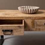 Detail foto van de lades van salontafel Britt van HUUS gemaakt van mangohout perfect voor een industrieel interieur.