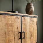Detail foto van het industriele mangohout van dressoir femke van HUUS