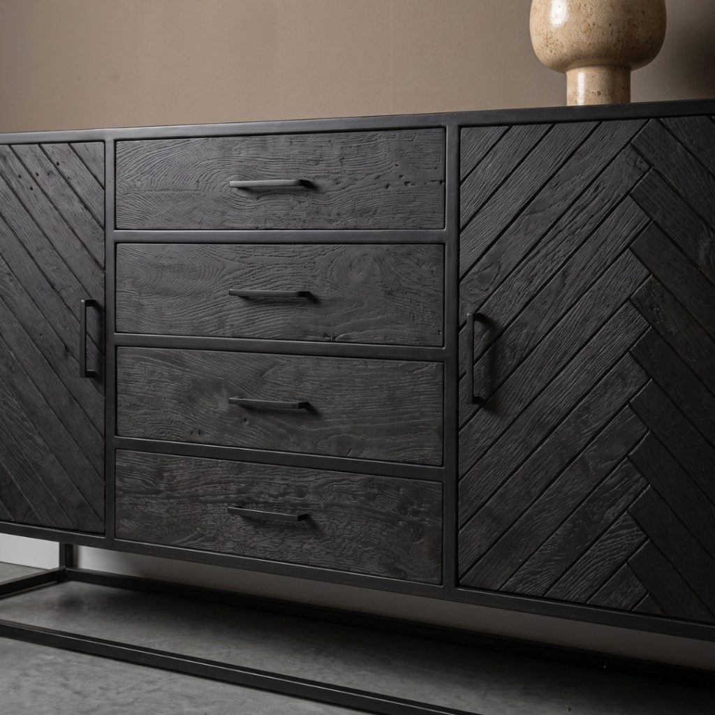Detail foto dressoir Floor van HUUS gemaakt van zwart mangohout met een vissengraat motief