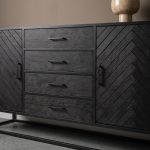 Detail foto dressoir Floor van HUUS gemaakt van zwart mangohout met een vissengraat motief