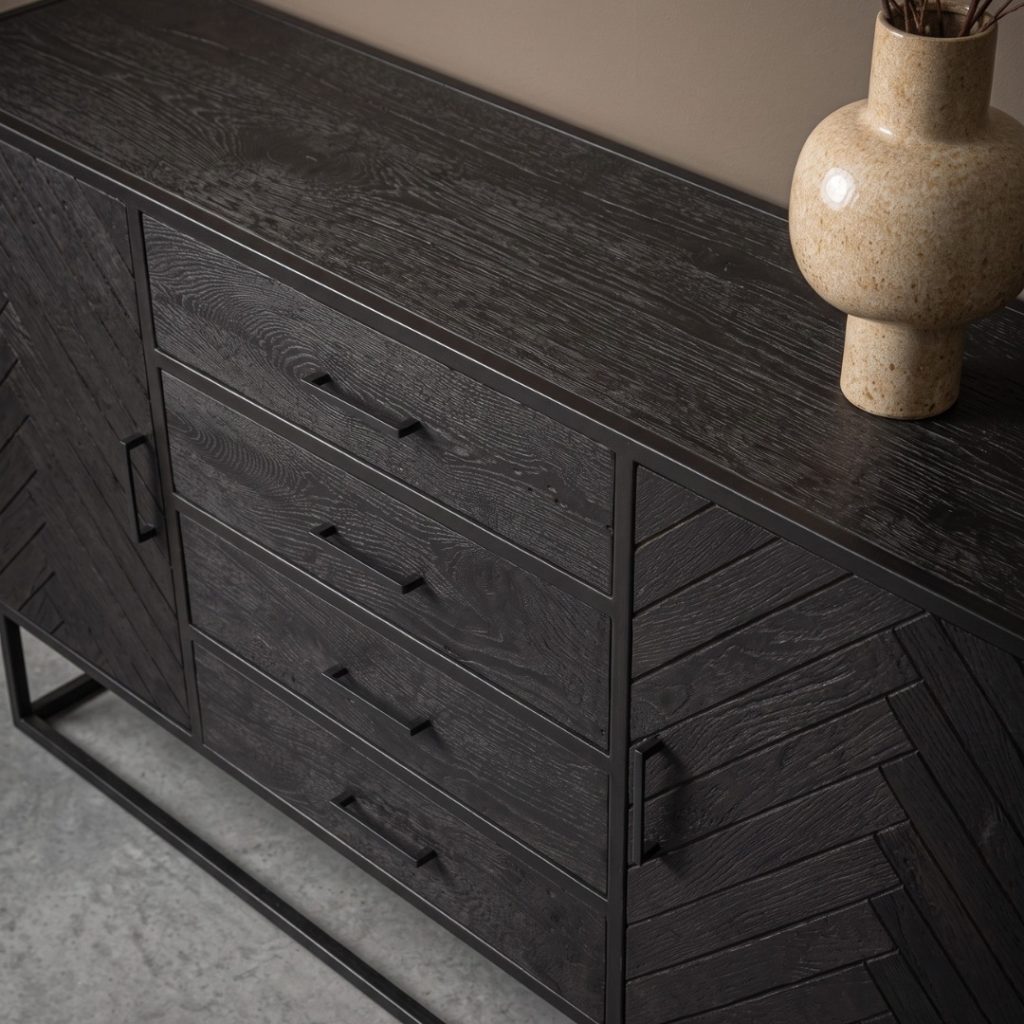 Detail foto dressoir Floor van HUUS gemaakt van zwart mangohout met een vissengraat motief