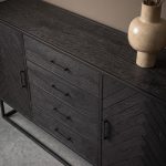 Detail foto dressoir Floor van HUUS gemaakt van zwart mangohout met een vissengraat motief