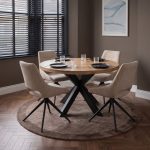 Ronde mangohouten eettafel van HUUS in een modern interieur
