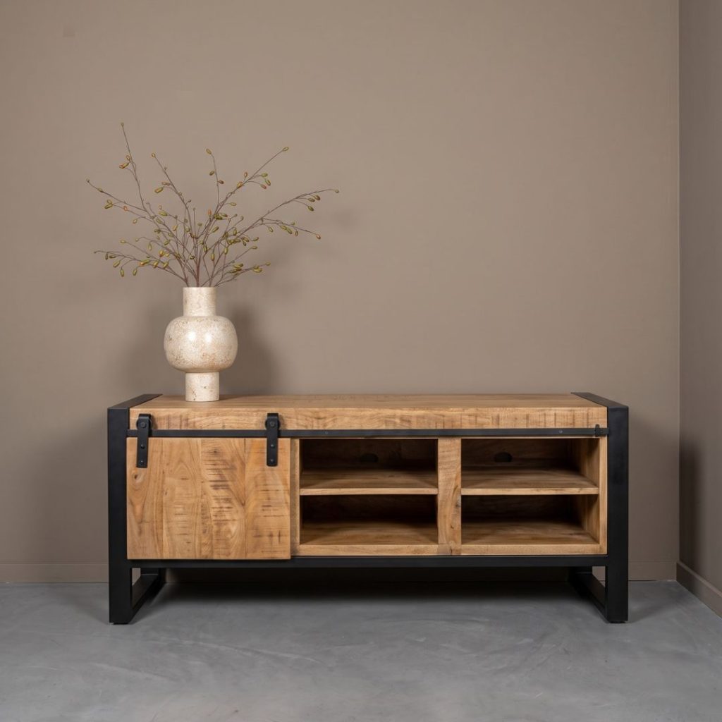 TV-meubel Dominique van HUUS gemaakt van mangohout met zwart metaal. Perfect voor ieder industrieel interieur.
