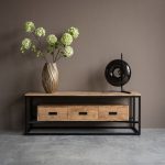 TV-meubel Sem van 150cm perfect voor in een robuust industrieel interieur.