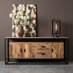 Dressoir Sem van 200cm perfect voor in een robuust industrieel interieur.