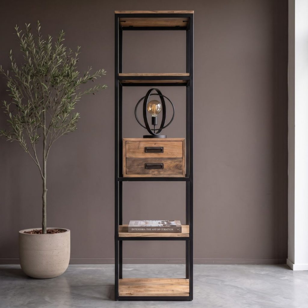Boekenkast Sem van HUUS perfect voor in een robuust industrieel interieur.