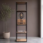 Boekenkast Sem van HUUS perfect voor in een robuust industrieel interieur.