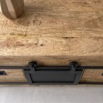 Detail foto van de mangohouten salontafel Lotte van HUUS, met zwart metaal