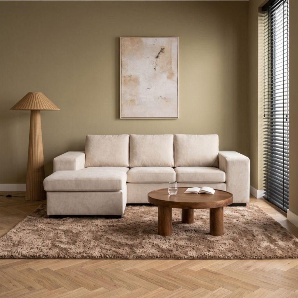Beige hoekbank Jacob in zachte stof, comfortabele en betaalbare hoekbank voor diverse woonstijlen.