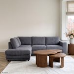 Grijze hoekbank Girona in een rustig modern interieur met warme woonaccessoires