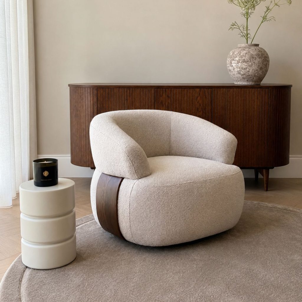 Draaifauteuil Valenza van LABEL51 in een naturel stof met walnoot accenten in een rustig en japandi interieur.