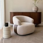 Draaifauteuil Valenza van LABEL51 in een naturel stof met walnoot accenten in een rustig en japandi interieur.