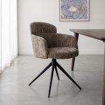 Draaibare eetkamerstoel Levi in hunterkleur in een modern interieur