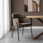 Eetkamerstoel Julliet in een sfeervolle eetkamersetting met moderne eettafel en warme woonaccessoires.