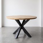 Eettafel Jens van HUUS gemaakt van mangohout met een aflopend tafelblad.