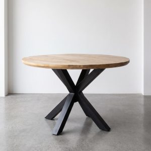 Eettafel Jens van HUUS gemaakt van mangohout met een aflopend tafelblad.