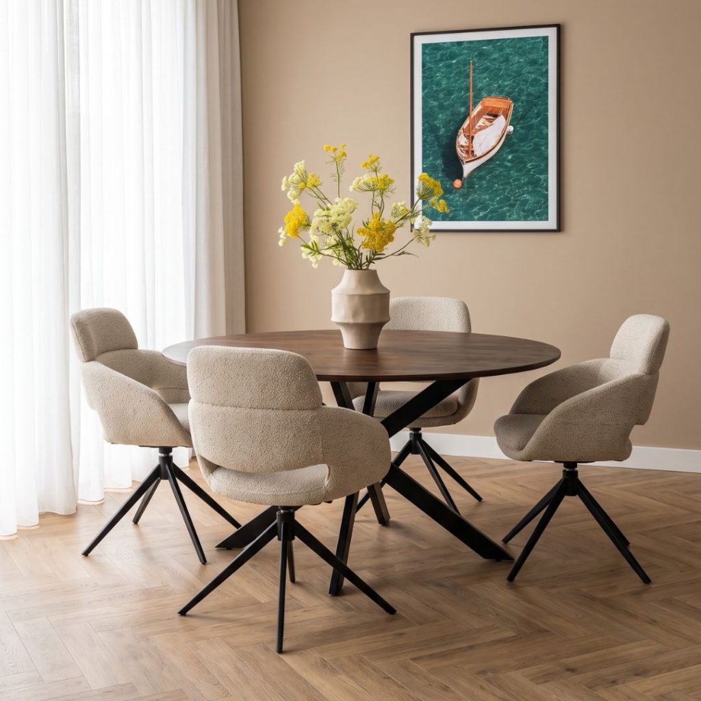 Beige eetkamerstoel Filou in een moderne interieursetting aan een stijlvolle eettafel.