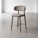 Barkruk japandi met een walnoot frame en een taupe kleurige zitting.