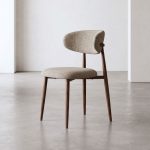 Eetkamerstoel japandi met een walnoot frame en een taupe kleurige zitting.