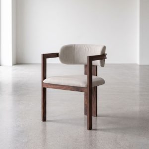 Eetkamerstoel japandi met armleuning en een walnoot frame en een taupe kleurige zitting.