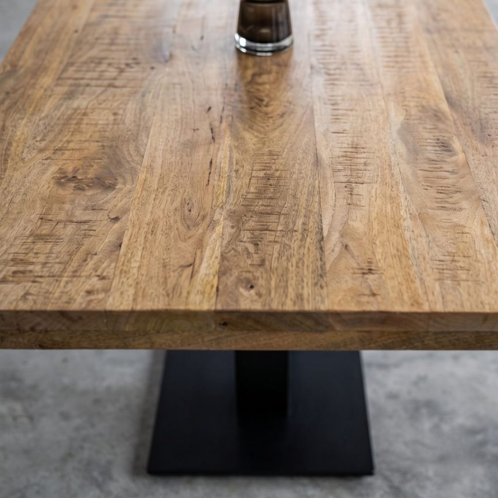 Detail foto naturel mangohouten tafelblad van eettafel Sevilla van HUUS