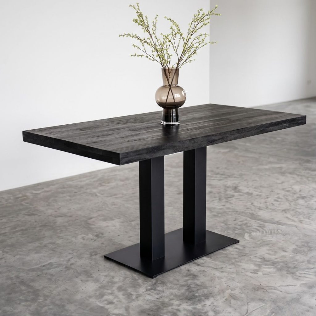 Eettafel Sevilla gemaakt van zwart mangohout met een rechthoekig blad.