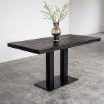 Eettafel Sevilla gemaakt van zwart mangohout met een rechthoekig blad.