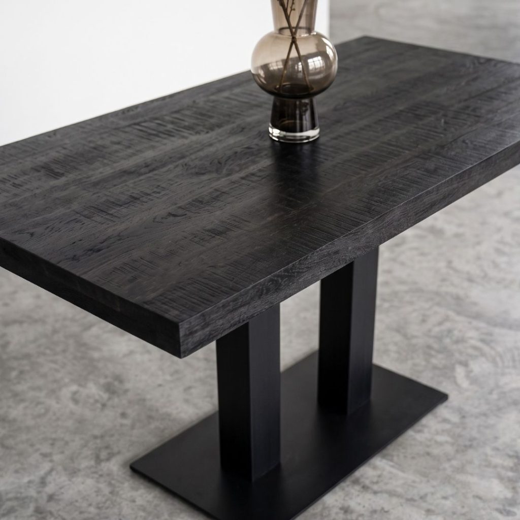 Detail foto zwart mangohouten tafelblad van eettafel Sevilla van HUUS