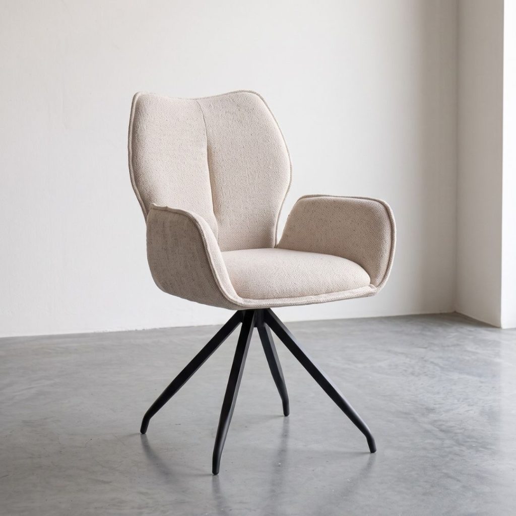 Eetkamerstoel Elise in beige stof met zwarte metalen draaipoot