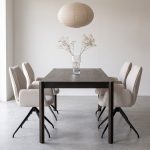 Eetkamerstoel Elise aan een moderne eettafel in een strak en stijlvol interieur