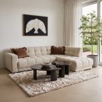 Beige hoekbank Wave bekleed met zachte bouclé stof in een modern Japandi interieur.
