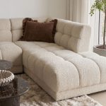 Beige bouclé stof van hoekbank Wave met zachte structuur en luxe uitstraling.