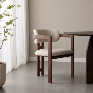 Eetkamerstoel Japandi met armleuning met een walnoot kleurig frame en een taupe kleurige zitting.