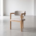 Eetkamerstoel japandi met armleuning en een naturel frame en een taupe kleurige zitting.