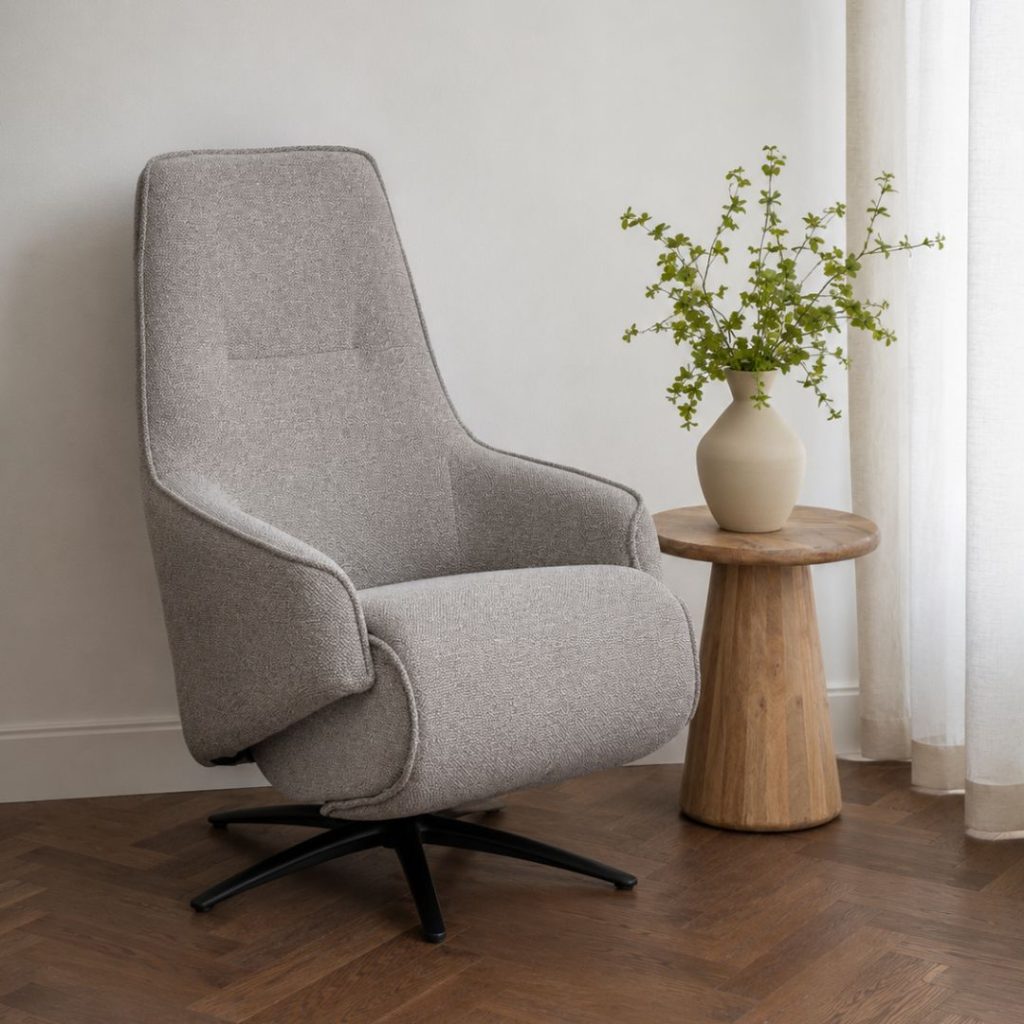 Elektrische Fauteuil Odense in een taupe royal boucle stof van LABEL51
