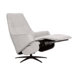 Schuinaanzicht Elektrische Fauteuil Odense van LABEL51 in naturel royal boucle.