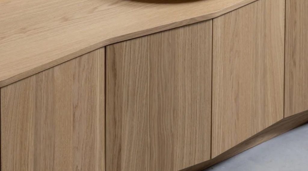 Detail foto van het tafelblad van ovale dressoir Zuma van HUUS gemaakt van eikenfineer.