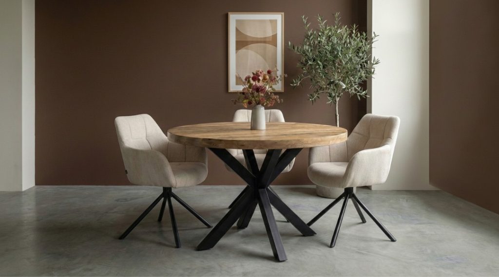 Tafelserie van HUUS, mangohouten tafel met een zwart metalen poot.