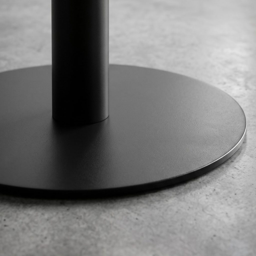 Detail foto van het zwart metalen tafelpoot van eettafel Sevilla van HUUS