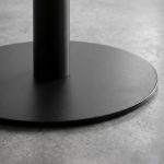 Detail foto van het zwart metalen tafelpoot van eettafel Sevilla van HUUS