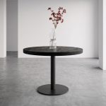 Eettafel Sevilla gemaakt van zwart mangohout en zwart metaal, perfect voor in ieder industrieel interieur.