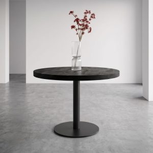 Eettafel Sevilla gemaakt van zwart mangohout en zwart metaal, perfect voor in ieder industrieel interieur.