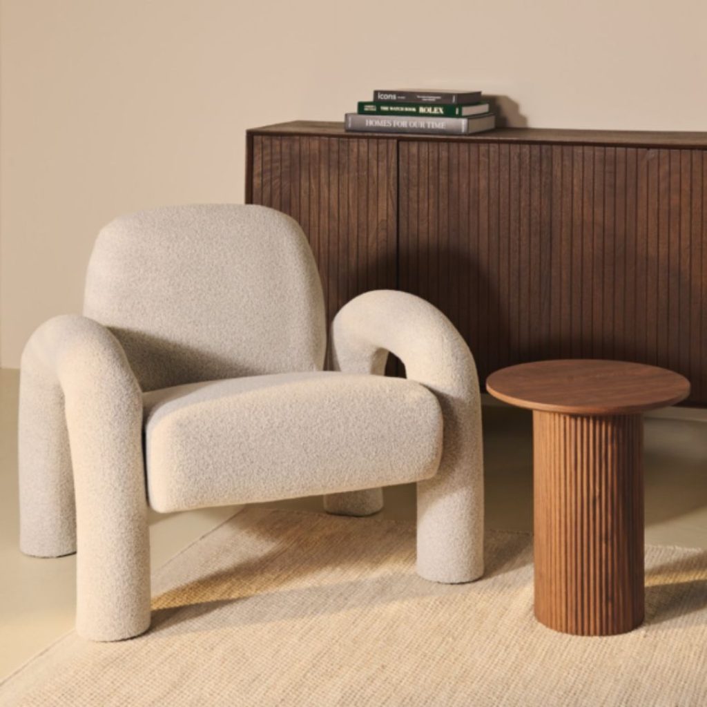 Fauteuil Phiel van HUUS, bekleed in een bouclé stof en in een sfeervol Japandi interieur.