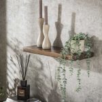 Sfeerfoto met accessoires op de wandplank 60cm. Lichtgrijze achtergrond houten wandplank.
