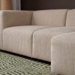 Detail van de zachte beige ribstof van hoekbank Alfie